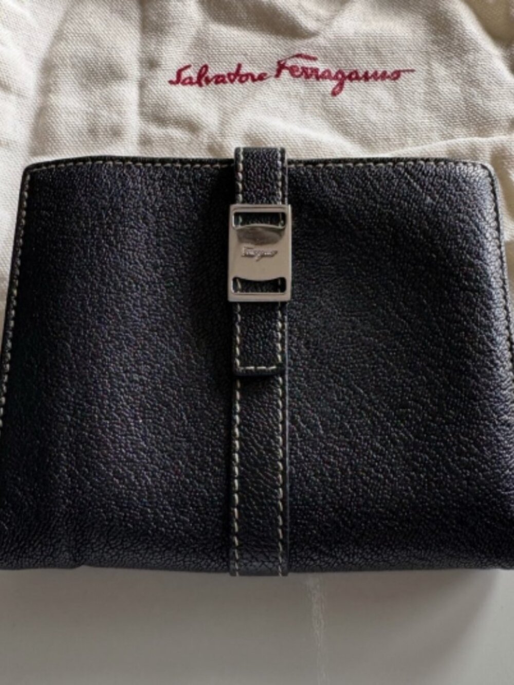 Salvatore Ferragamo Black Leather Women's Wallet With Dusty